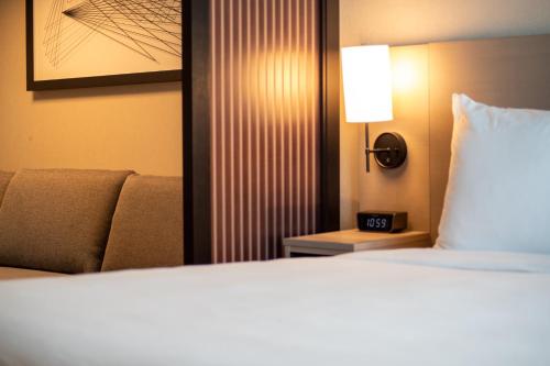 Giường trong phòng chung tại Hyatt Place Altoona/Des Moines