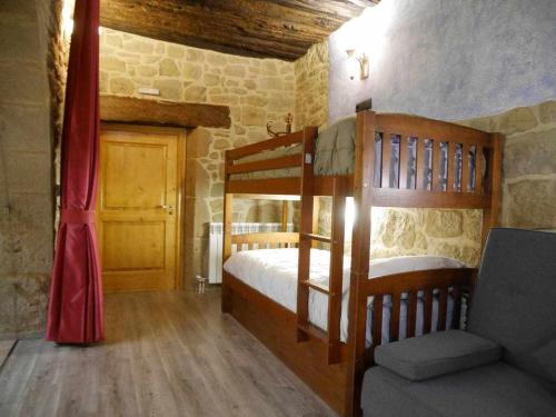 Двухъярусная кровать или двухъярусные кровати в номере El Bressol de Cal Feixas Preciosa casa rural de época