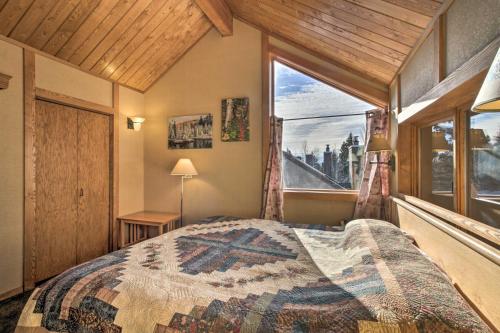 Lutsen Mountain Townhome - 2 Mi to Lake Superior! في لاتسين: غرفة نوم بسرير ونافذة كبيرة