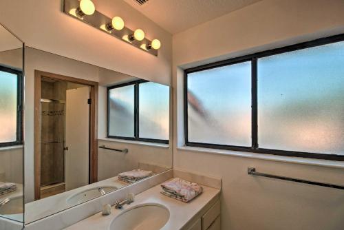 棕榈滩花园1 Mi to PGA Golf Retreat with Pool in Palm Beach的带水槽和大窗户的浴室