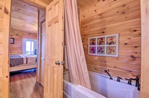 Ένα μπάνιο στο Large Cabin with Deck Overlooking Norfork Lake!