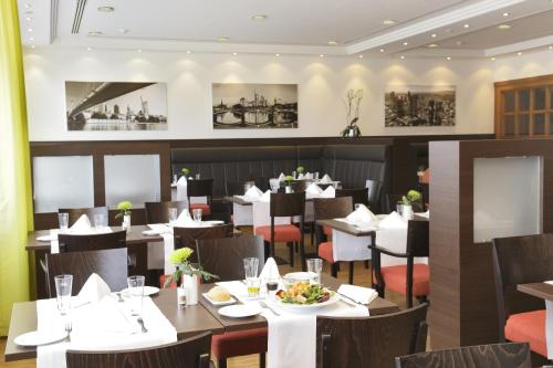 
A restaurant or other place to eat at H4 Hotel Frankfurt Messe
