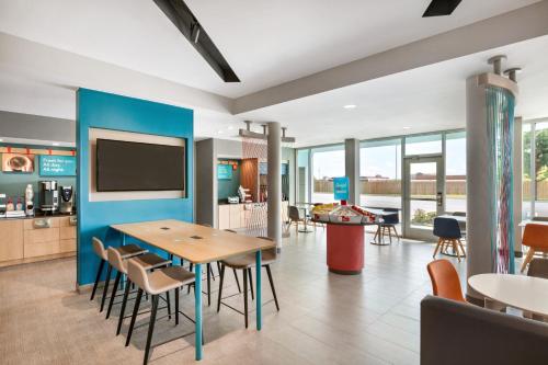 a dining room with a table and chairs at avid hotel - Madison - Huntsville West by IHG in Madison
