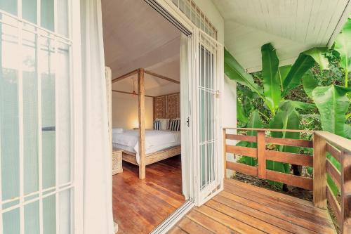 una puerta abierta a un dormitorio con cama en Pineapple house Manzanillo en Puerto Manzanillo