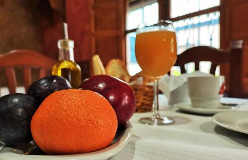 ガルガンタ・ラ・オジャにあるCasa Rural Parada Real CR-CC-00258のワインと一緒にテーブルに盛られた果物