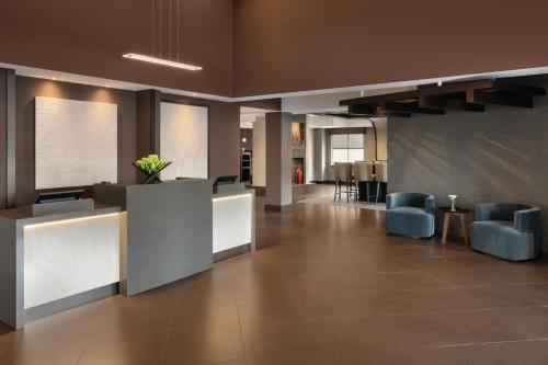 キング・オブ・プラシャにあるHyatt Place Philadelphia/ King of Prussiaのロビー(青い椅子付)