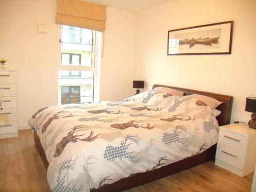 Säng eller sängar i ett rum på New Central Woking 1 and 2 Bedroom Apartments with Free Gym, close to Train Station