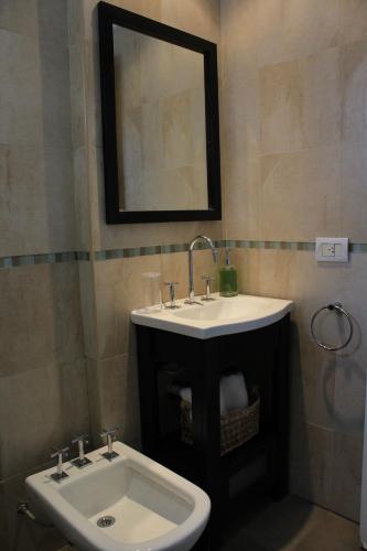 a bathroom with a sink and a mirror at Rincón Tigre in Tigre
