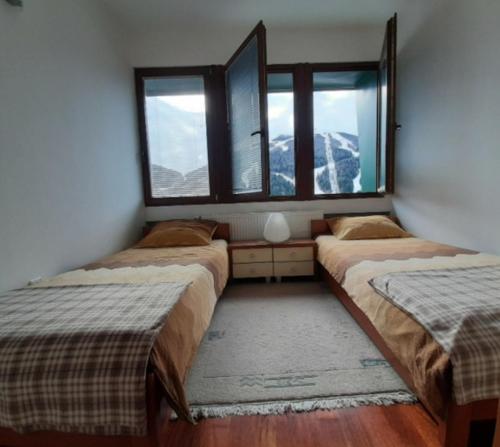 En eller flere senge i et værelse på APARTMENT COLOSSEUM Bjelašnica
