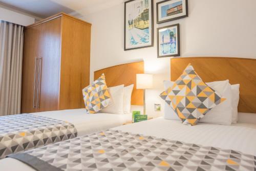曼徹斯特的住宿－假日曼切斯特西區酒店，一间酒店客房,房间内设有两张床