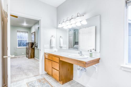 a bathroom with a sink and a mirror at Scenic View Landing in Walla Walla