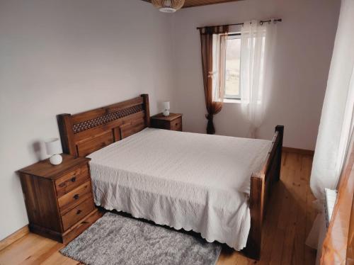 1 dormitorio con 1 cama, vestidor y ventana en Quinta do Torgal - Alojamento Local en Unhais da Serra