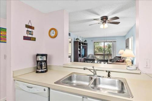 Η κουζίνα ή μικρή κουζίνα στο Unit 6302 - Ocean & Racquet Resort