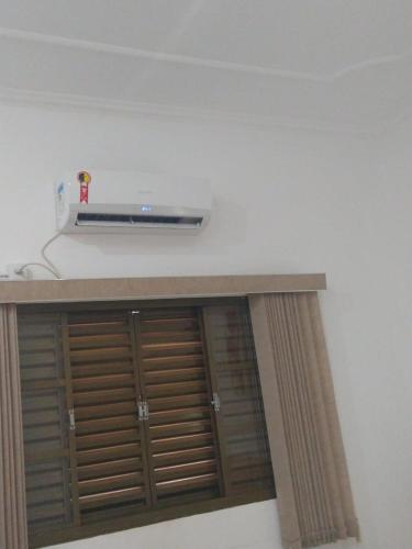 a shelf with a vent on top of a wall at Hotel Jardim in Jaú