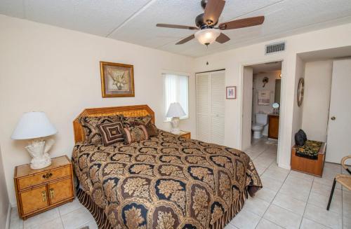 A bed or beds in a room at Unit 8213 - Ocean & Racquet Resort