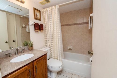 Bathroom sa Unit 8213 - Ocean & Racquet Resort