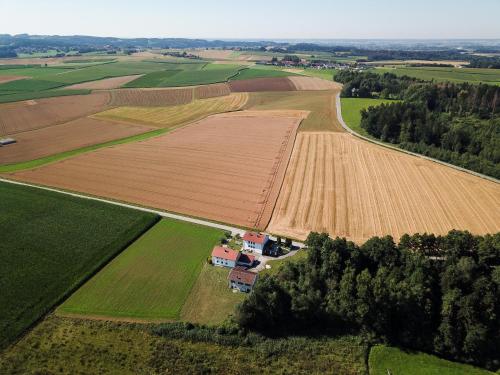 an aerial view of a field with a farm at Ferienwohnung im Idyll 1 in Hengersberg