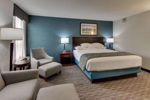 מיטה או מיטות בחדר ב-Best Western Plus Indianapolis North at Pyramids