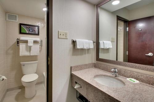 Bilik mandi di Best Western Plus Indianapolis North at Pyramids