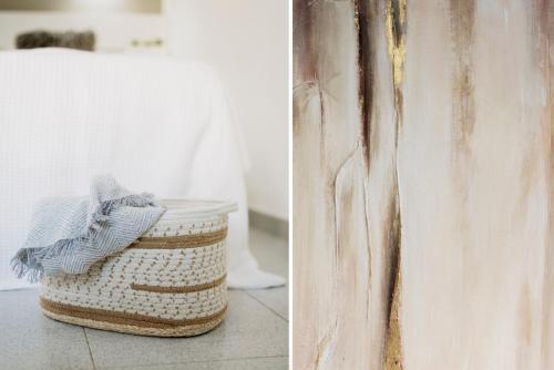 ラ・サンタにあるLa Santaのカーテンの横の床に置かれたバスケット