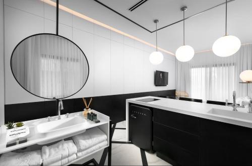 A bathroom at King George suites