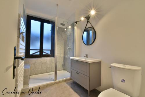 W łazience znajduje się prysznic, toaleta i umywalka. w obiekcie Hyper-centre de Conches-en-Ouche. w mieście Conches-en-Ouche