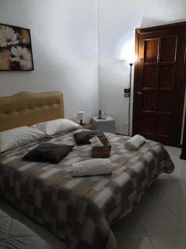 a bedroom with a large bed with towels on it at Alba central City in Palermo