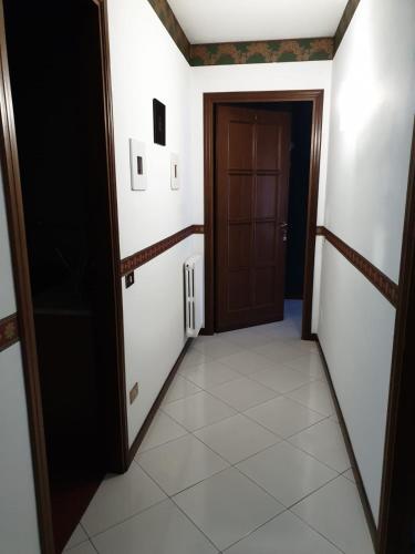 a hallway with a door and a tiled floor at Alba central City in Palermo