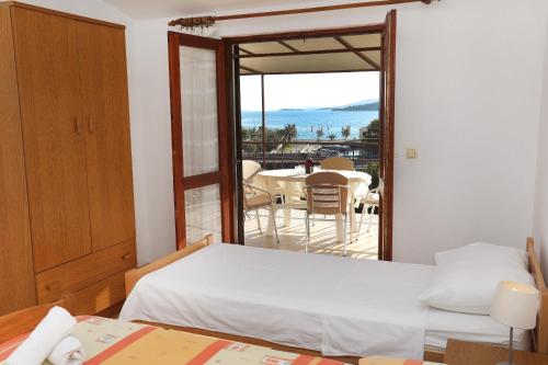 希杰弗朗吉卡Apartman Gilan的一间带两张床的卧室和一个带桌子的阳台