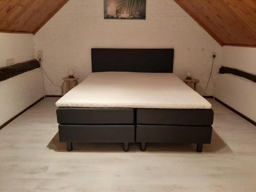 Кровать или кровати в номере Lodewijkhoeve