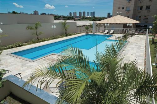 een zwembad bovenop een gebouw bij Apartamento Rocha Cuiabá in Cuiabá