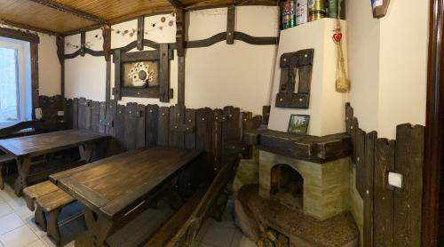 バコヴェルにあるYulitaの木製テーブルと暖炉付きの部屋