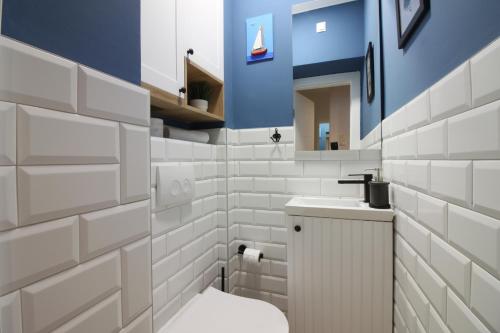 een witte badkamer met een wastafel en een toilet bij Studio Mignon in Sarajevo