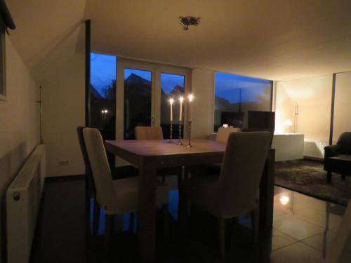 a dining room with a table and chairs in a room at Lovely Bungalow 8p close to beach and Amsterdam in Opmeer
