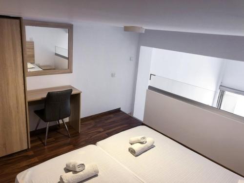Llit o llits en una habitació de Cozy Loft Apartment