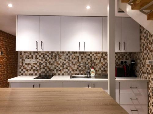 Majoituspaikan Cozy Loft Apartment keittiö tai keittotila