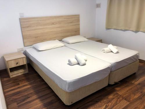 เตียงในห้องที่ Cozy Loft Apartment