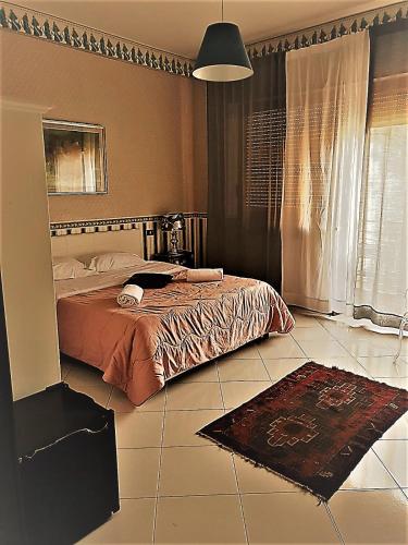 a bedroom with a bed and a rug on the floor at Alba central City in Palermo