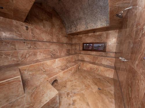 蒙坦尼塔的住宿－佛法海灘酒店，一间大型浴室,内设淋浴。