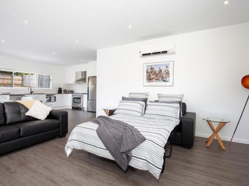 Η κουζίνα ή μικρή κουζίνα στο Scribbly Gum I Pet Friendly I 15 Mins Drive to Hyams Beach