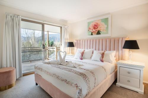 Un dormitorio con una cama grande y una ventana en Chestnut Tree Holiday Units, en Bright