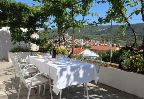 Biały stół z krzesłami i widokiem na miasto w obiekcie Apartments Jasna - 300 m from sea w mieście Jelsa