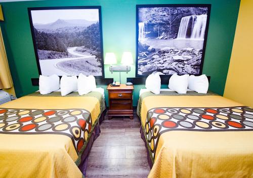 Uma cama ou camas num quarto em Super 8 by Wyndham Searcy AR