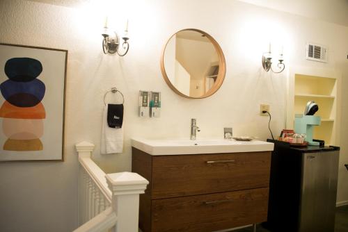 a bathroom with a sink, mirror, and bathtub at Cedar Gables Inn in Napa