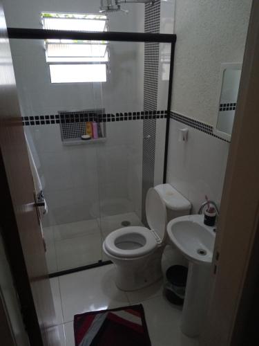 Casa de praia Bertioga SP Wi-Fi Fibra Home Office في بيرتيوغا: حمام مع مرحاض ومغسلة