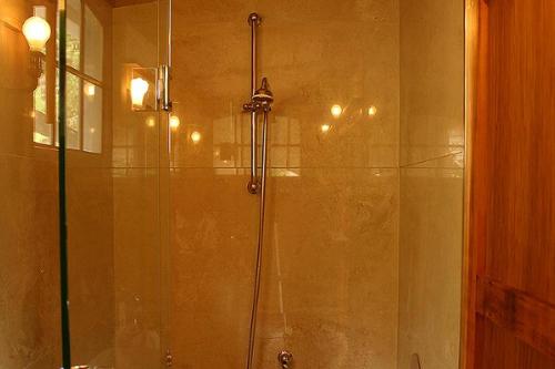 um chuveiro com uma porta de vidro na casa de banho em Bluff Hill Bed & Breakfast em Napier