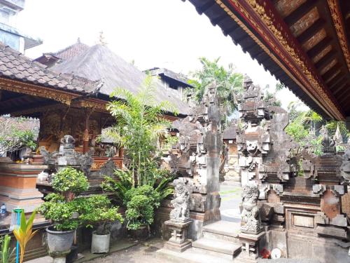 un bâtiment avec un tas de statues en pierre dans l'établissement Sarwi homestay, à Ubud