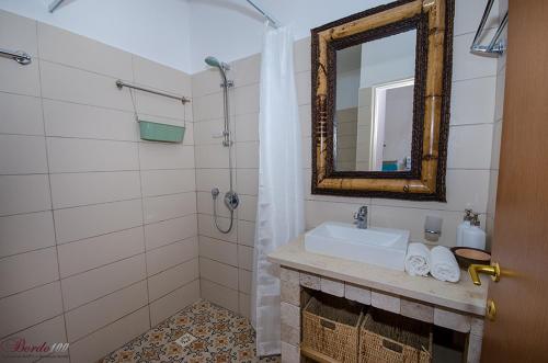 a bathroom with a sink and a mirror at Zimer Baronita in Zikhron Ya'akov