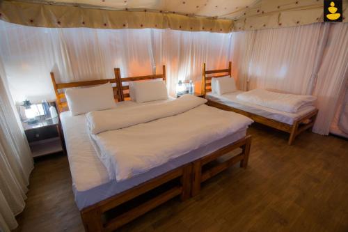 Postel nebo postele na pokoji v ubytování LivingStone Riverside Camping Bir