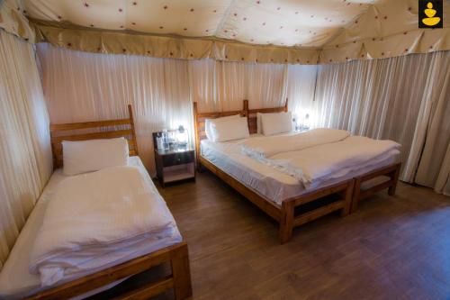 Postel nebo postele na pokoji v ubytování LivingStone Riverside Camping Bir
